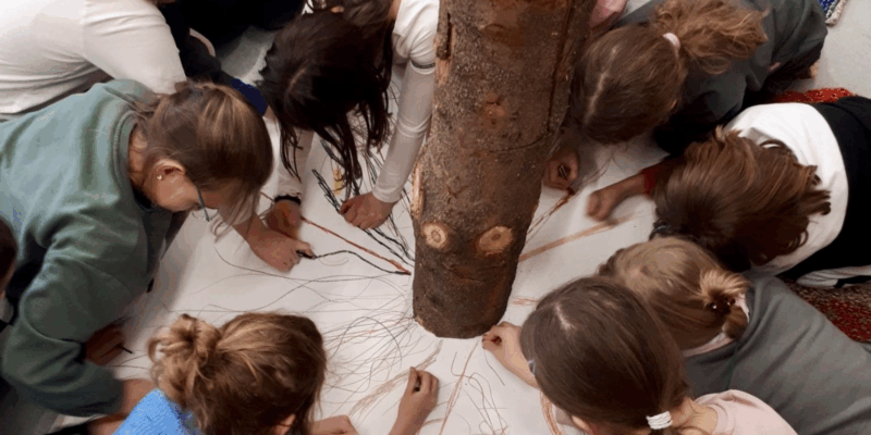 Theresia Gerhardinger Grundschule Kinder beim Basteln