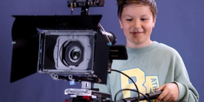 Bildungstage München | SABEL-Schulen Filmklasse_Junge an Kamera