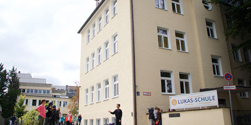 Bildungstage München | Lukas-Schule München Eingang_Hof